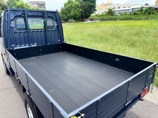 近乎完美新車等級 ~ 原廠新車保固中~原廠保養~ 輪圈加大~車斗加長~載重增加  商用運輸or創業老闆~商車第一首選  第17張相片