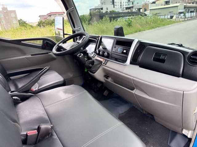 14尺 貨車 載重正5噸+框式木床車型 超低里程+4尺尖形升降尾門 四錄環景鏡頭~全車包覆花板 工作賺錢好幫手  第14張相片