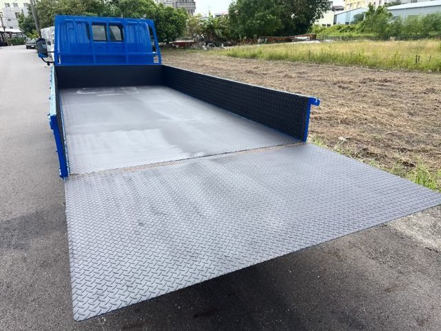 14尺 貨車 載重正5噸+框式木床車型 超低里程+4尺尖形升降尾門 四錄環景鏡頭~全車包覆花板 工作賺錢好幫手  第16張相片