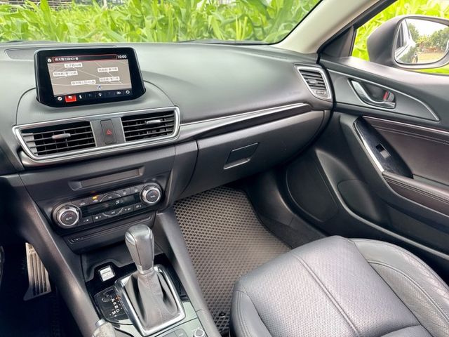 尊榮安全版~運動型黑化外觀 環艙式氣氛燈+閥門控制系統 安全+科技+動感+性能一應俱全 車身流線外型+熱血帥氣車款  第9張相片