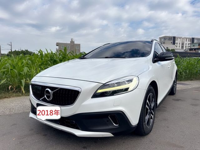 Cross Country T4 輕旅漫遊版~搭載AWD全時智慧四驅 黑化越野外觀+城市小車靈巧 安全係數最高的歐系小車  第1張相片