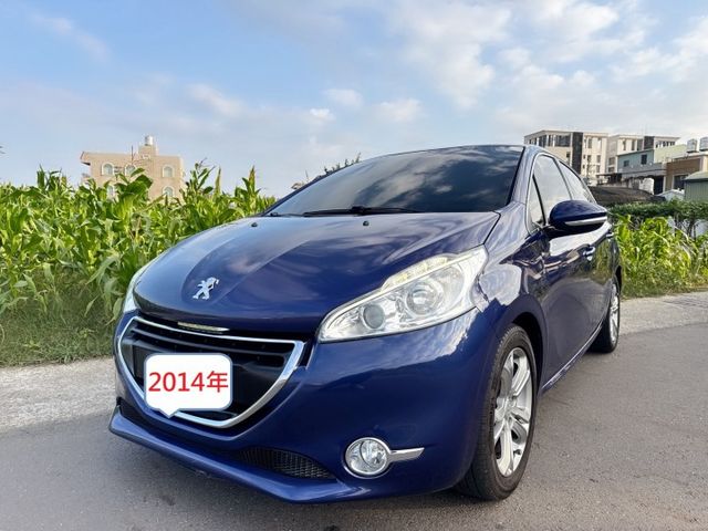 超低里程~年均里程5600公里  獅王姿態外觀+城市小車的靈巧  安全+節能+動感五門款掀背小車  第1張相片