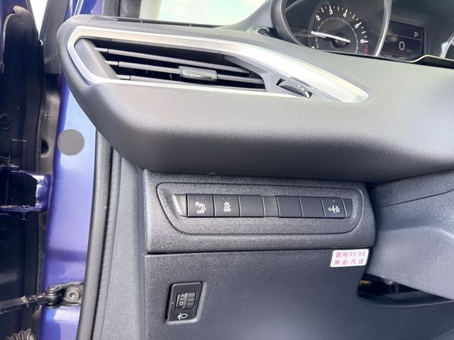 超低里程~年均里程5600公里  獅王姿態外觀+城市小車的靈巧  安全+節能+動感五門款掀背小車  第6張相片