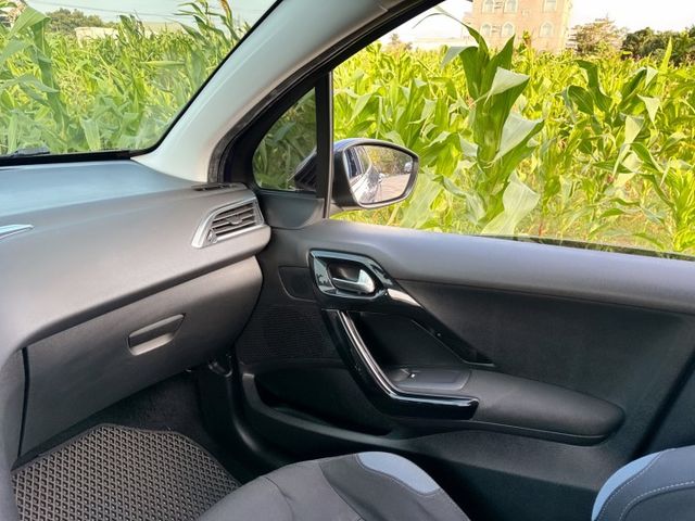 超低里程~年均里程5600公里  獅王姿態外觀+城市小車的靈巧  安全+節能+動感五門款掀背小車  第10張相片