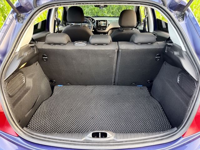 超低里程~年均里程5600公里  獅王姿態外觀+城市小車的靈巧  安全+節能+動感五門款掀背小車  第19張相片