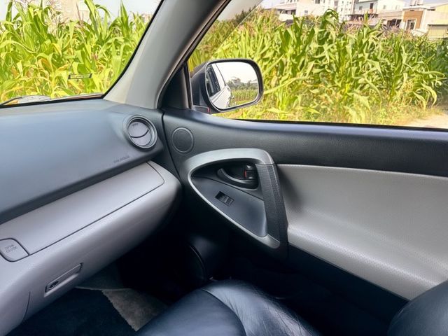 G版  日系原裝進口休旅車~妥善率高  全車原版件 強勁動力~豪華內裝~後廂空間大  經典車款~工作or家庭用車RV首選  第11張相片