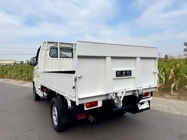 雙安全氣囊+2.5尺升降尾門『自排』好駕馭~工作開車輕鬆 框式木床,省油省稅金,輕商首選  第4張相片