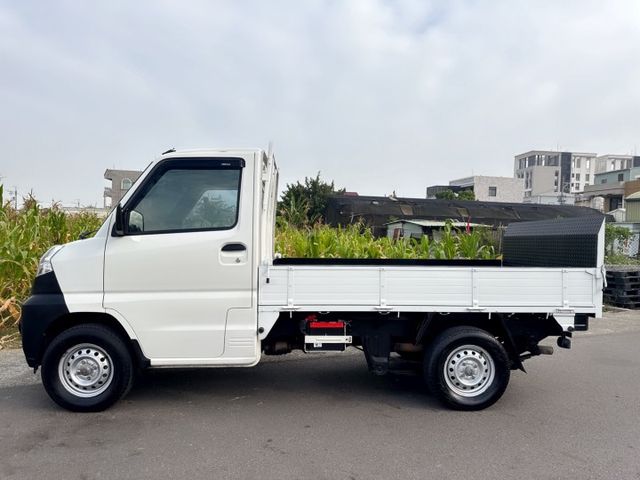 雙安全氣囊+2.5尺升降尾門『自排』好駕馭~工作開車輕鬆 框式木床,省油省稅金,輕商首選  第6張相片