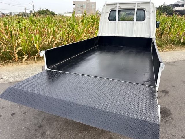 雙安全氣囊+2.5尺升降尾門『自排』好駕馭~工作開車輕鬆 框式木床,省油省稅金,輕商首選  第16張相片