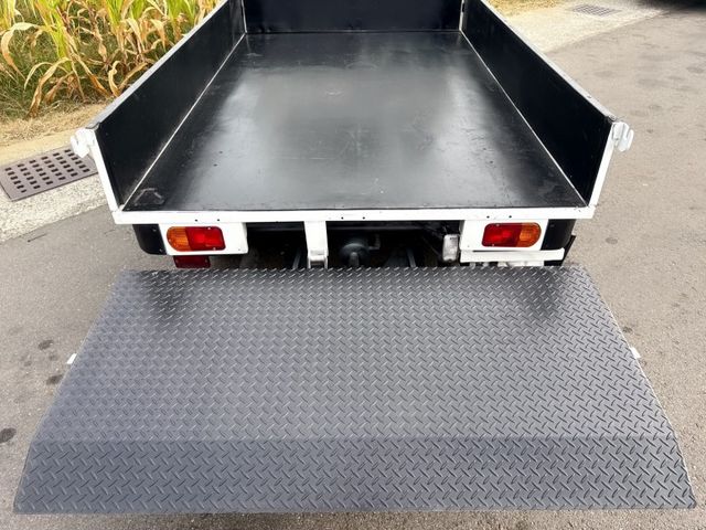 雙安全氣囊+2.5尺升降尾門『自排』好駕馭~工作開車輕鬆 框式木床,省油省稅金,輕商首選  第18張相片