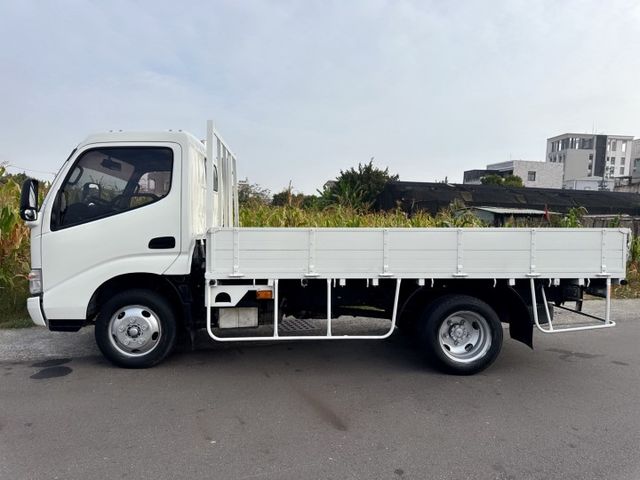 11.5尺 貨車   超大馬力~扭力極強~妥善率高  總重升級5噸~免加尿素~低里程  高車頂車型~車室空間大~車況佳  第6張相片