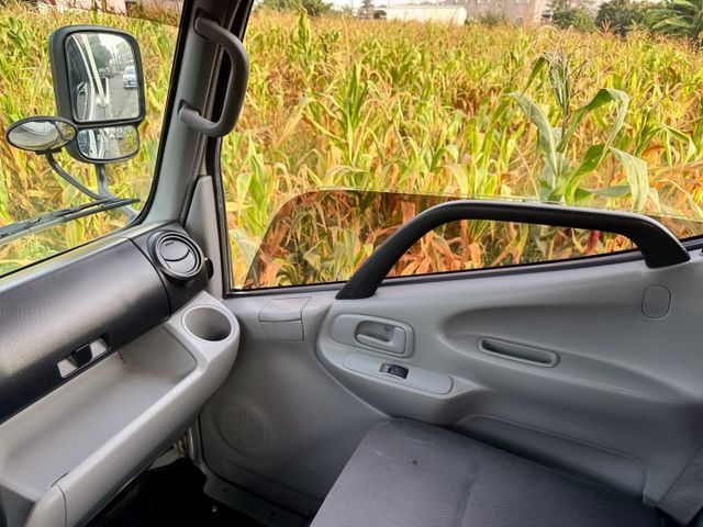 11.5尺 貨車   超大馬力~扭力極強~妥善率高  總重升級5噸~免加尿素~低里程  高車頂車型~車室空間大~車況佳  第11張相片