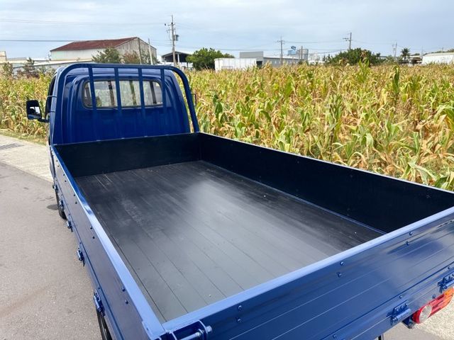 載物大空間 貨台長10.3尺車型  自排車型~總重3.25公噸 車況佳  柴油高扭力 商務運輸載貨首選  第3張相片