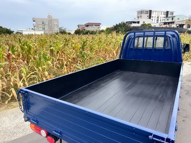 載物大空間 貨台長10.3尺車型  自排車型~總重3.25公噸 車況佳  柴油高扭力 商務運輸載貨首選  第15張相片