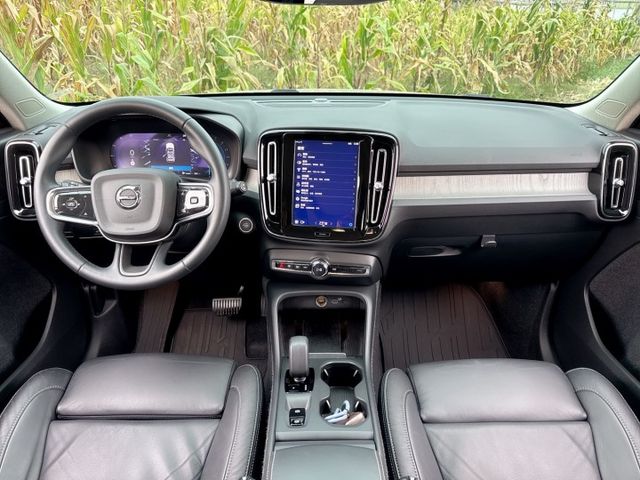 XC40 Plus B4 媲美全新車級的內外觀及車況 全車原版件 同級唯一遠端更新OTA車機 影音娛樂夥伴兼具安全及科技  第6張相片