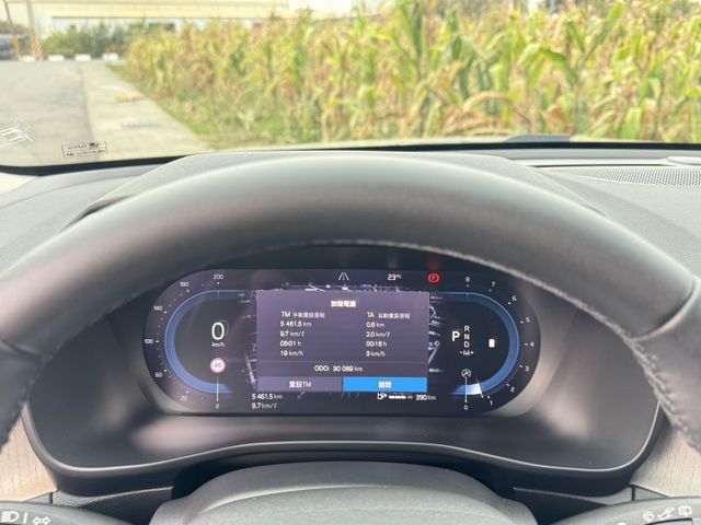 XC40 Plus B4 媲美全新車級的內外觀及車況 全車原版件 同級唯一遠端更新OTA車機 影音娛樂夥伴兼具安全及科技  第7張相片