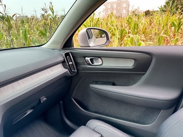 XC40 Plus B4 媲美全新車級的內外觀及車況 全車原版件 同級唯一遠端更新OTA車機 影音娛樂夥伴兼具安全及科技  第10張相片