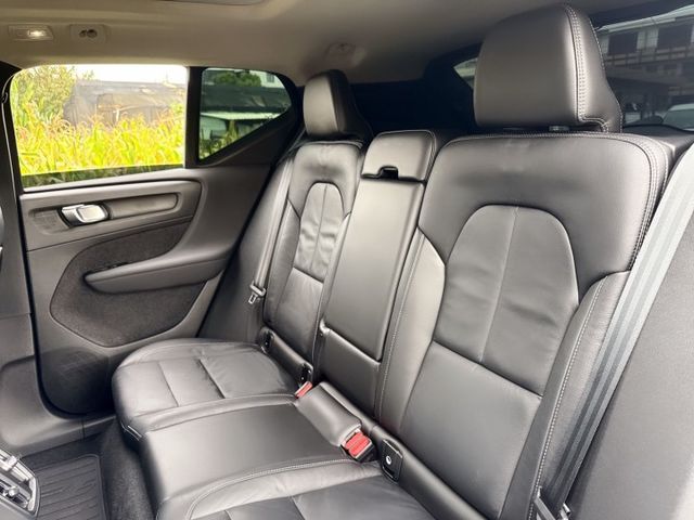 XC40 Plus B4 媲美全新車級的內外觀及車況 全車原版件 同級唯一遠端更新OTA車機 影音娛樂夥伴兼具安全及科技  第14張相片