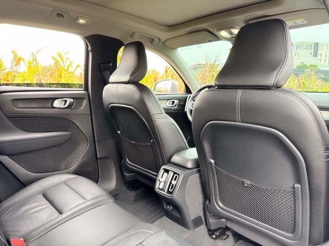 XC40 Plus B4 媲美全新車級的內外觀及車況 全車原版件 同級唯一遠端更新OTA車機 影音娛樂夥伴兼具安全及科技  第17張相片