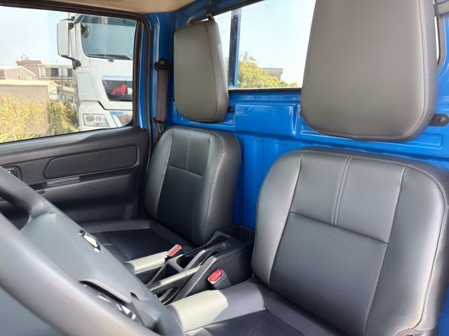 頂級版~雙安全氣囊+盲區偵測  電動收折後視鏡+原廠定期保養  一手車~框式木床~,商用車首選  第14張相片