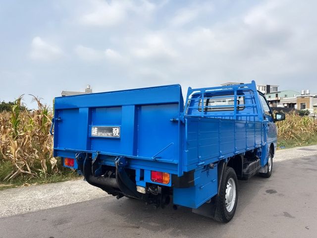 新式車款~一手車~里程保證  框式木床+升降尾門+車底花板  動力充足+載貨空間大+車況佳  第5張相片