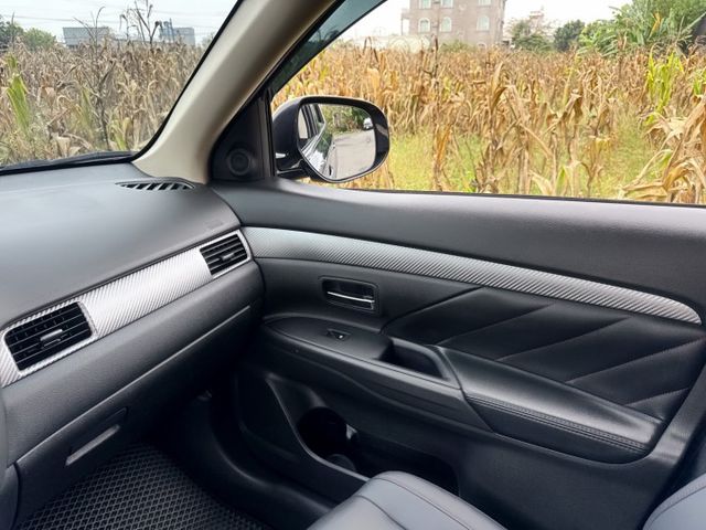 尊貴型  超低里程~年平均里程約9700公里  里程保證~一手車~原廠影音升級  同級車CP值最高SUV運動休旅車  第11張相片