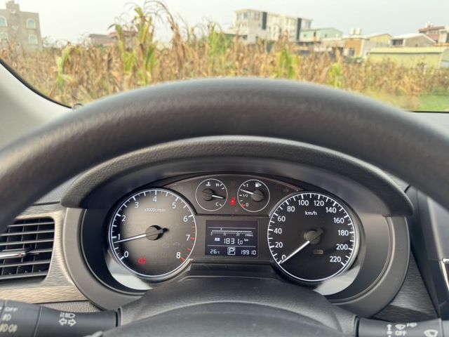 豪華型  全車原鈑件~一手車~省油省稅  超低里程~年平均里程2500公里  魔術超大空間+小巧市區好停車  第7張相片