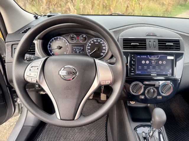 豪華型  全車原鈑件~一手車~省油省稅  超低里程~年平均里程2500公里  魔術超大空間+小巧市區好停車  第8張相片