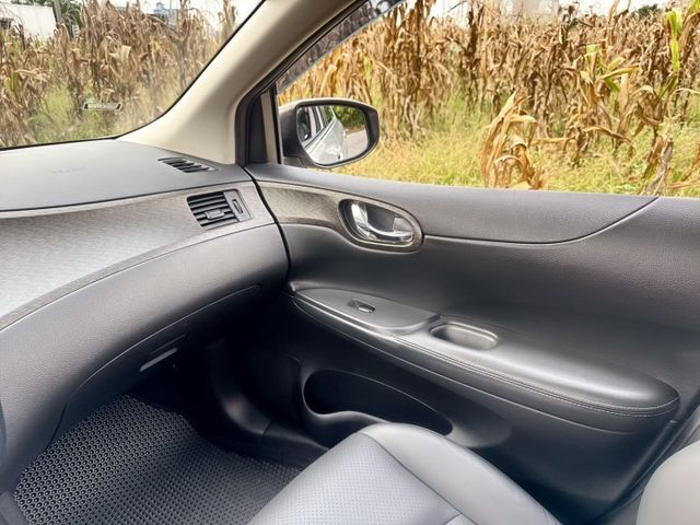 豪華型  全車原鈑件~一手車~省油省稅  超低里程~年平均里程2500公里  魔術超大空間+小巧市區好停車  第10張相片