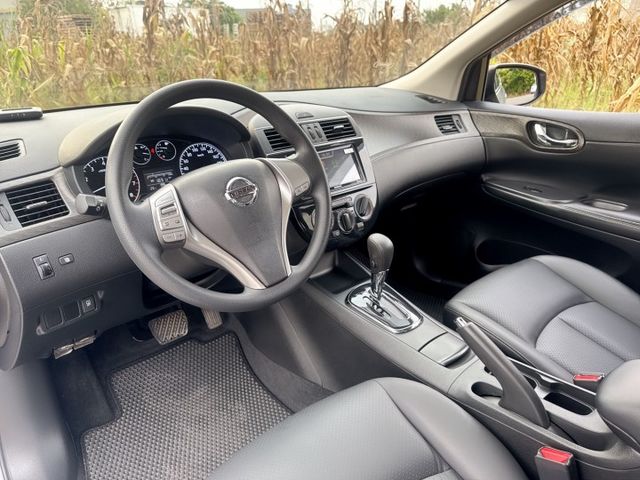 豪華型  全車原鈑件~一手車~省油省稅  超低里程~年平均里程2500公里  魔術超大空間+小巧市區好停車  第11張相片