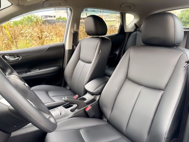 豪華型  全車原鈑件~一手車~省油省稅  超低里程~年平均里程2500公里  魔術超大空間+小巧市區好停車  第12張相片