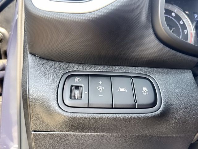 GLB版  低里程+一手車+雙色套件+原版件  環景+盲點+車道偏離+Qi無線充電  韓系潮流典雅時尚都會跨界小休旅  第6張相片