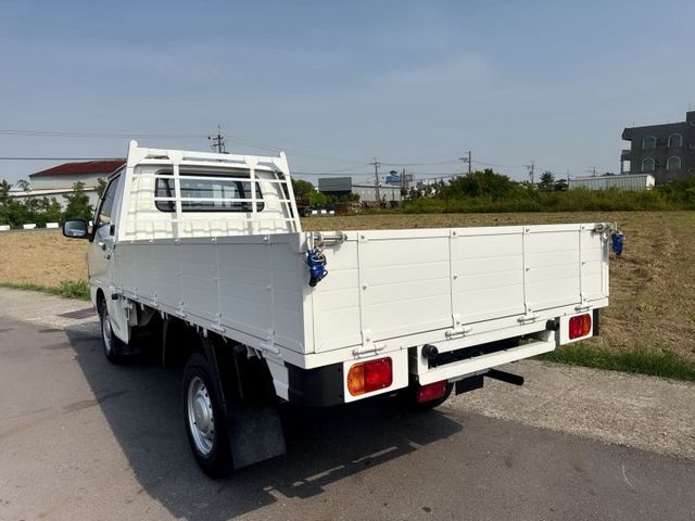 自排車型  全新框式木床+內外車況極佳  足有力+真耐操+載貨空間大 市場唯一二噸半商用車首選  第4張相片