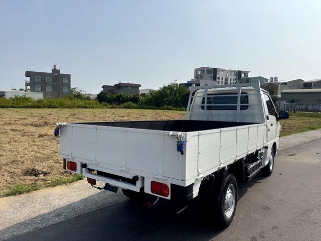 自排車型  全新框式木床+內外車況極佳  足有力+真耐操+載貨空間大 市場唯一二噸半商用車首選  第5張相片