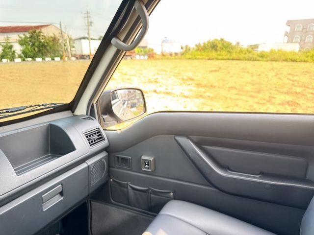 自排車型  全新框式木床+內外車況極佳  足有力+真耐操+載貨空間大 市場唯一二噸半商用車首選  第12張相片
