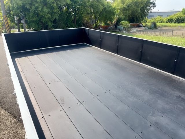 自排車型  全新框式木床+內外車況極佳  足有力+真耐操+載貨空間大 市場唯一二噸半商用車首選  第18張相片