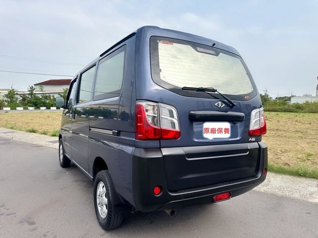 原廠保養+自排車型+盲點偵測  五人座 省油省稅 車室超大空間  車宿露營or商務創業首選廂型車  第4張相片