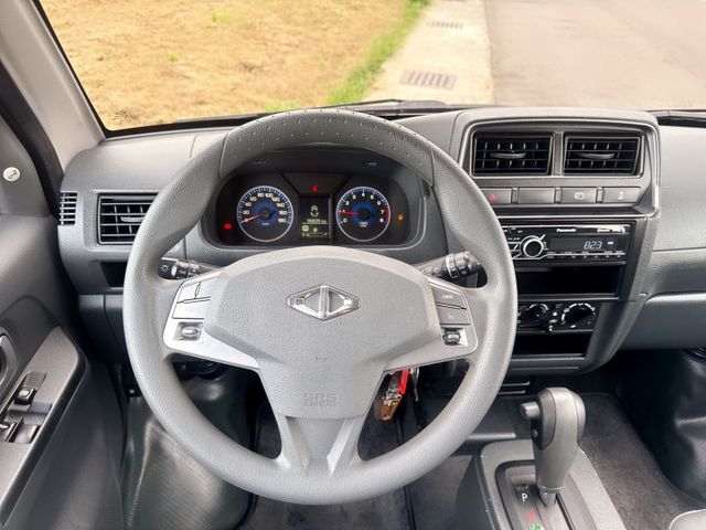 原廠保養+自排車型+盲點偵測  五人座 省油省稅 車室超大空間  車宿露營or商務創業首選廂型車  第8張相片