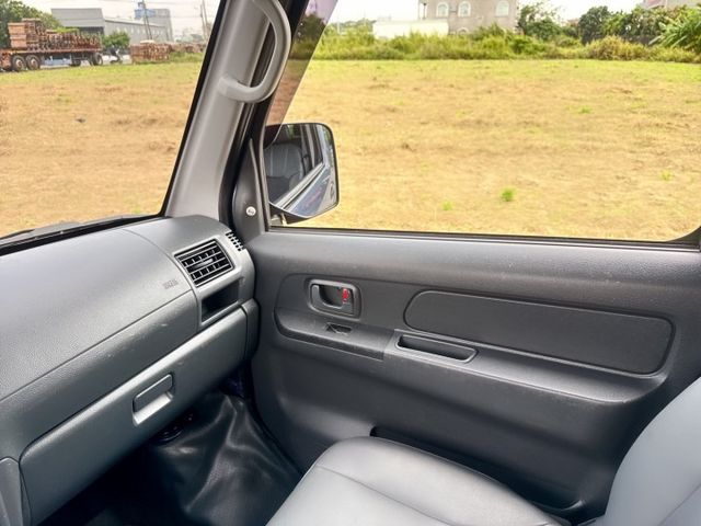 原廠保養+自排車型+盲點偵測  五人座 省油省稅 車室超大空間  車宿露營or商務創業首選廂型車  第10張相片