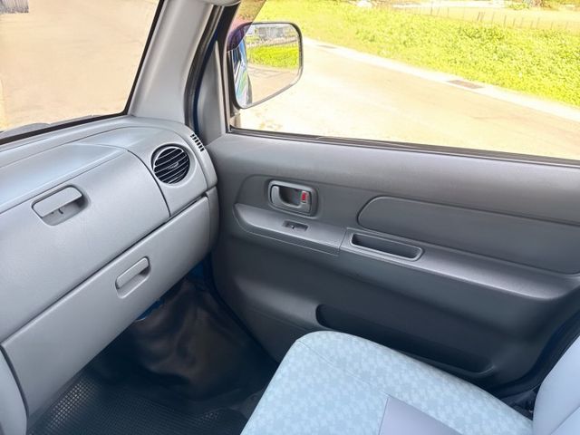 超低里程~年均里程8300公里  4尺尖型升降尾門+三面掀帆布  手排車型~載貨有力~輕商首選  第11張相片