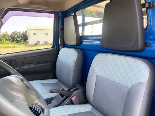 超低里程~年均里程8300公里  4尺尖型升降尾門+三面掀帆布  手排車型~載貨有力~輕商首選  第13張相片