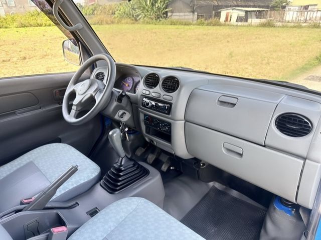 超低里程~年均里程8300公里  4尺尖型升降尾門+三面掀帆布  手排車型~載貨有力~輕商首選  第14張相片