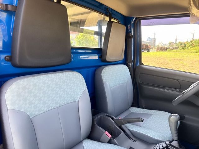 超低里程~年均里程8300公里  4尺尖型升降尾門+三面掀帆布  手排車型~載貨有力~輕商首選  第15張相片