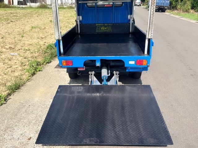 超低里程~年均里程8300公里  4尺尖型升降尾門+三面掀帆布  手排車型~載貨有力~輕商首選  第16張相片