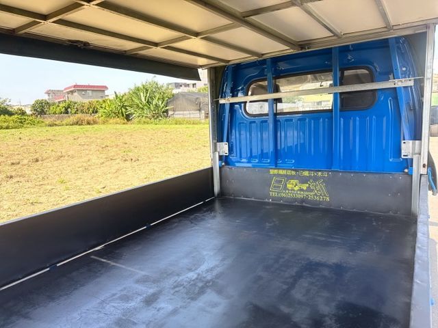 超低里程~年均里程8300公里  4尺尖型升降尾門+三面掀帆布  手排車型~載貨有力~輕商首選  第19張相片