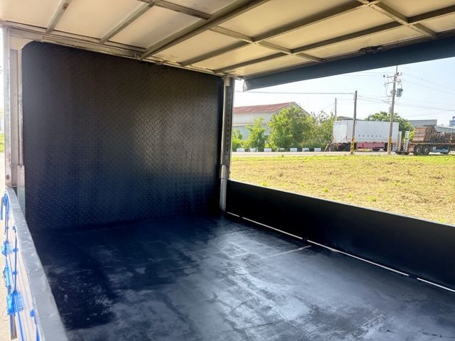 超低里程~年均里程8300公里  4尺尖型升降尾門+三面掀帆布  手排車型~載貨有力~輕商首選  第20張相片