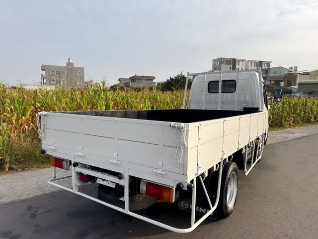 11.5尺 貨車   超大馬力~扭力極強~妥善率高  總重升級5噸~免加尿素~低里程  高車頂車型~車室空間大~車況佳  第5張相片