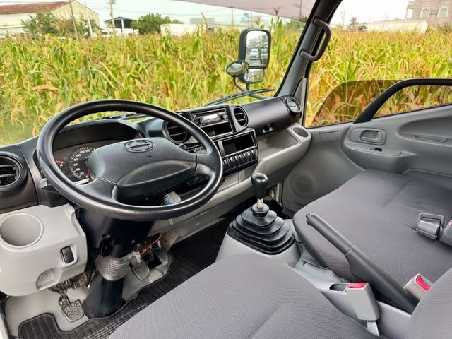 11.5尺 貨車   超大馬力~扭力極強~妥善率高  總重升級5噸~免加尿素~低里程  高車頂車型~車室空間大~車況佳  第12張相片