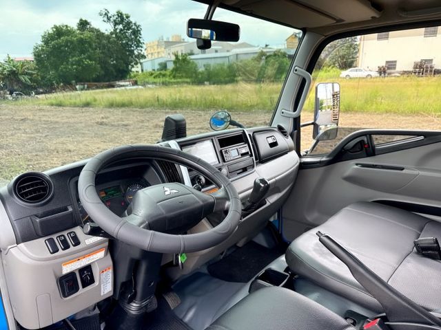 14尺 貨車 載重正5噸+框式木床車型 超低里程+4尺尖形升降尾門 四錄環景鏡頭~全車包覆花板 工作賺錢好幫手  第13張相片
