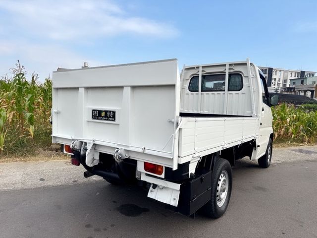雙安全氣囊+2.5尺升降尾門『自排』好駕馭~工作開車輕鬆 框式木床,省油省稅金,輕商首選  第5張相片